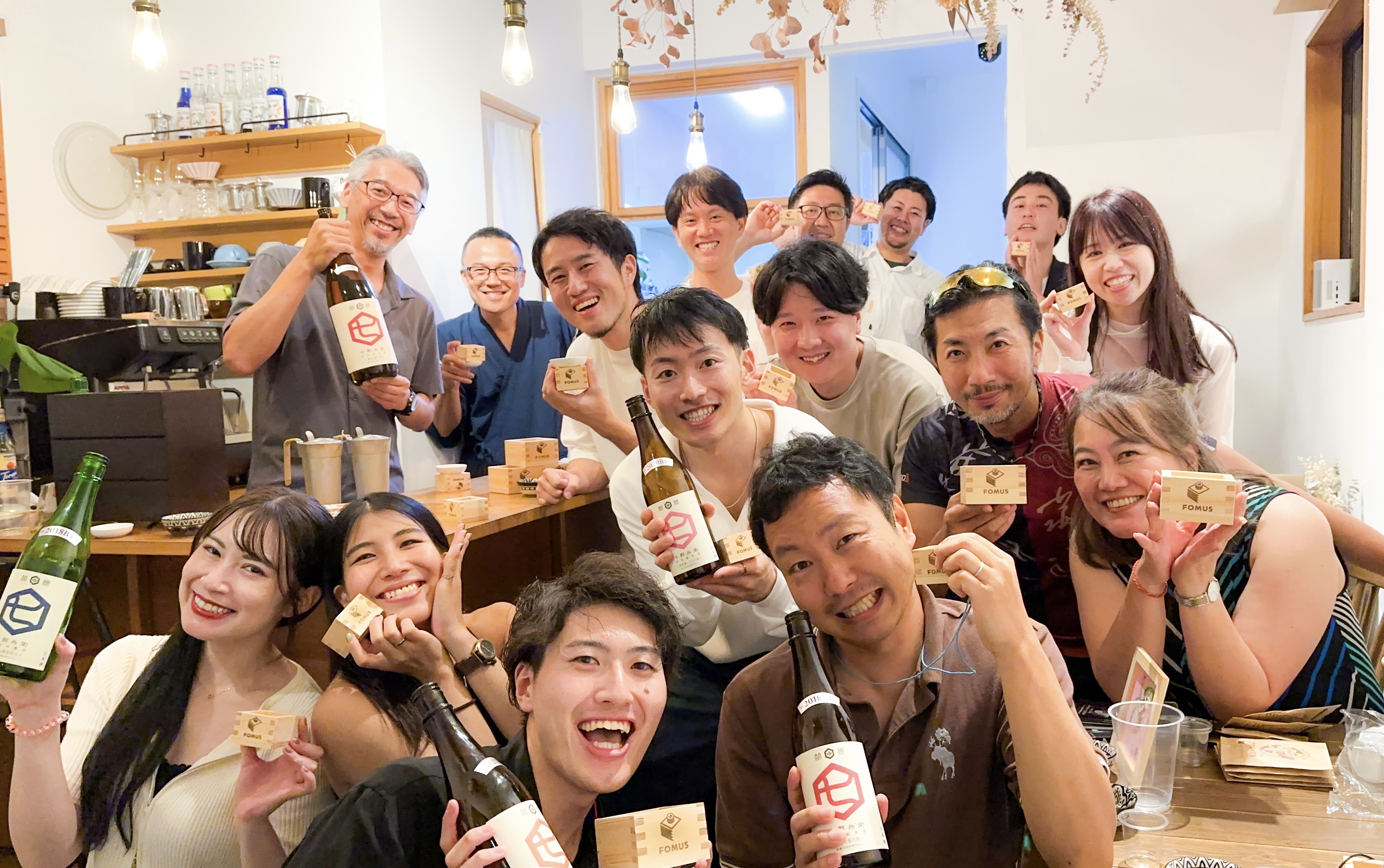 日本酒を囲む仲間たち